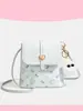 Bolso Cubo con Estampado de Gato Lindo para Mujer Transfronterizo Bolso Cruzado de Cuero Suave con Candado de Corazón y Colgante de Bola de Pelo Bolso Cruzado
