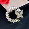 Elegante broche de mariposa de perla, delicado y elegante ramillete de alta gama para mujer, accesorio de traje que combina con todo.