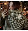 Bufanda japonesa retro a cuadros en contraste de color para mujer, cálida para invierno, para pareja, bufanda tejida, chal con borlas, doble uso, moda ins