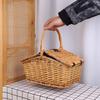 Cesta de picnic de ratán pastoral con vajilla, cesta de comedor portátil de sauce, cesta de almacenamiento para acampar al aire libre, ideal para celebridades de Internet.