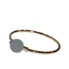 Pulseira T dupla de alta qualidade para mulheres, totalmente cravejada com diamantes, feita de madrepérola branca natural, superfície lisa, acabamento de precisão CNC, luxo leve, versátil, disponível para atacado de transmissões ao vivo