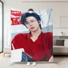 Venta al por mayor de mercancía de celebridades de fábrica fuente: Manta de franela impresa personalizada de Liu Yuning para usar en siestas durante todo el año