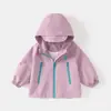 Conjunto de Duas Peças Corta-Vento para Menino Primavera e Outono Jaqueta com Capuz para Bebê Roupas para Crianças Pequenas Atacado