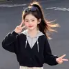 Conjunto feminino estilo coreano 2026: um conjunto de duas peças apresentando um top com capuz falso de duas peças e calças casuais retro americanas