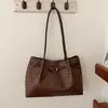 Bolsa feminina de moda com padrão trançado europeu e americano transfronteiriço 2026 simples e elegante para o trabalho e deslocamento bolsa tote texturizada de ombro e axila