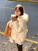 Chaqueta de Plumón Corta de Algodón Bai Ling'Er para Mujer Invierno 2025 Nueva Super Bonita Acolchada Gruesa con Capucha