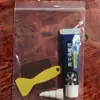 Cola para reparo de pneu de carro é um adesivo universal especial, macio e poderoso, para reparar danos duros nas laterais dos pneus e preencher trincas e fissuras.