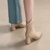 Botas de tornozelo em camurça nude com corte oblíquo para mulheres, salto grosso, nova coleção outono/inverno 2026, sapatos femininos de bico fino, saltos altos, botas finas estilo coreano, estilosas