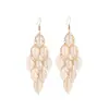 Aretes de estilo étnico exóticos vintage de metal calado con forma de flor, aretes bohemios tallados estilo palaciego