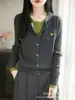 Cardigan de tricô retro estilo coreano com blocos de cor, falso duas peças, gola redonda, manga longa para mulheres, jaqueta top elegante com botões, canelado e bordado