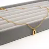 Versão Coreana Acessórios de Design de Nicho Colar com 26 Letras em Inglês para Mulheres Pingente de Aço Inoxidável Colar de Clavícula de Aço Titânio Venda por Atacado