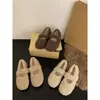 Zapatos peludos versátiles estilo Mary Jane de suela plana para mujer, adecuados para usar al aire libre, nueva colección otoño/invierno 2025, zapatos de algodón con forro de felpa, zapatos de un solo color
