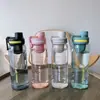 Garrafa de água esportiva de grande capacidade, design estiloso para homens e mulheres, perfeita para o verão, simples e durável, resistente ao calor, com infusor de chá, e feita de plástico, tornando-a resistente a quedas