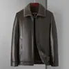 Jaqueta de couro quente de inverno para homens de meia-idade e idosos, com gola alta, uma combinação de couro e pele, gola grande e forro de fleece, tornando-a uma peça de roupa casual e versátil