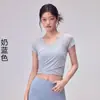 Roupa de yoga feminina com decote V e barra cruzada, mangas curtas, design franzido lateral, bojos fixos que não se movem, alta elasticidade e sem restrições