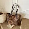 Bolsa Tote de Outono Atmosférico com Estampa de Leopardo, Novo Design de Nicho para Mulheres, Mochila Leve de Grande Capacidade para o Dia a Dia