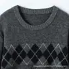 Nueva Colección Otoño/Invierno 2026: Top de Punto con Cuello Redondo, Jacquard de Diamantes y Diseño de Bloques de Color, de Manga Larga y Corte Holgado, Capa Base de Punto