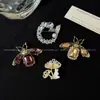 Broche Nuevo de Aleación Estilo Nicho de Gama Alta Abeja para Mujer Pin de Alta Calidad Abrigo Traje Corsage Versátil de Gama Alta