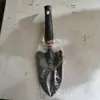 Paleta de Jardín Metálica Ergonómica con Mango Negro y Ribete Naranja - Ideal para Plantar Flores y Verduras