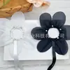 En Stock Broche de Flor de Cinco Hojas Hecho a Mano con Perlas y Pedrería Estilo Fresco de Verano Accesorios para Ropa Adorno de Flor