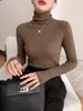 Suéter feminino de gola alta com padrão de espinha de peixe e jacquard requintado, criando uma peça de tricô sofisticada e versátil para outono e inverno, perfeita para usar em camadas.