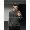 Camiseta de manga larga para hombre, de alta gama, con hombros estructurados, base texturizada a rayas estilo americano, estilo old money, cuello Henley, colección de otoño