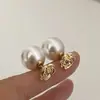 Pendientes Colgantes Traseros de Camelia y Perla Estilo Francés Retro para Mujer, Lujo Accesible, Modernos, Elegantes y Pendientes de Nicho de Gama Alta