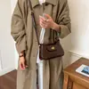 Bolsa pequena de axila requintada e moderna para mulheres, nova bolsa transversal elegante de luxo leve 2026, bolsa de ombro moderna única e versátil