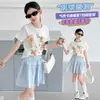 Conjunto de Dos Piezas para Niñas de Verano: Camiseta de Dibujos Animados Elegante y Moderna con Lazo y Falda Corta de Encaje para Niños Mayores