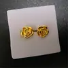 Aretes de Joyería Color Arena Dorada, Aretes de Flor Rosa para Mujer, Oro de Imitación, Lujo Ligero de Nicho, Sensación de Alta Gama, Joyería de Tres Oros para Boda al por Mayor