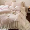 Juego de lujo de invierno estilo francés de cuatro piezas con delicado bordado, tela de terciopelo de leche, una funda nórdica de forro polar coral estilo princesa y una falda de cama cálida y engrosada