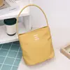 Bolso de Mano Souvenir Ins Estilo Coreano Exportación 2026 Nuevo Nicho Versátil Bolso de Hombro Bajo el Brazo Bolso Cubo para Mujer