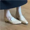 Sapatos femininos de couro estilo retrô britânico com textura de pele de carneiro, bico quadrado, simples e versáteis para o trabalho, mocassins slip-on de salto grosso para mulheres