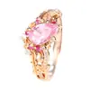 Anillo de Luz con Forma de Pera Rosa de Circonita Cúbica de Venta Caliente Transfronteriza Anillo de Corona Hueca de Lujo con Piedra de Color