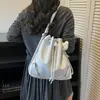 Bolsa Nueva de Gran Capacidad, Mochila Sencilla, Bolso Cubo Casual, Bolso de Hombro Único con Cordón para Commuter de Mujer, Estilo Coreano 2026