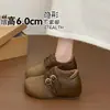 Zapatos tipo mule con plataforma gruesa para personas bajas 2026 cálidos con interior que aumenta la altura más terciopelo invierno sin cordones hebilla de cuero modernos zapatos de algodón para mujer