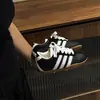 Tênis infantis estilo coreano, novos modelos de primavera e outono, tênis esportivos para meninos com sola macia, calçados casuais com velcro, tênis de treino para meninas, na moda.