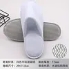 Pantuflas desechables de algodón y lino con base antideslizante para hotel Artículos de tocador desechables para hotel Personalización de pantuflas desechables para casa de huéspedes