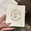 Coleção Outono 2026: Atacado de diversos estilos de pulseiras estilo vintage, oferecendo um lindo e delicado design de trevo de quatro folhas em um tamanho pequeno e requintado