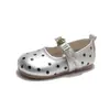 Nueva colección de primavera y otoño de zapatos de princesa de lunares para niñas, modernos y versátiles, con diseño de hebilla cuadrada, suela suave y material de cuero antideslizante, perfectos para el uso casual de los niños.