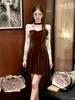 Vestido de Terciopelo con Encaje Contrastante Estilo Hepburn Cintura Manga Larga Falda Línea A Vestido de Cumpleaños 21922