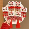 Horquilla de Borla Roja de Danza del León de Año Nuevo para Niñas y Niños, Accesorio Hanfu de Estilo Chino Tradicional, Adorno para el Cabello de Año Nuevo Estilo Chino