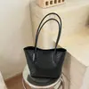 Bolso de mujer de gran capacidad, nuevo y moderno bolso de hombro tejido de verano 2026, bolso tote tipo cubo para el trabajo