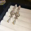 Brincos de Franja com Pérola em Forma de Gota D'água, Cravejados com Diamantes e Agulha de Prata, Luxo Simples e Acessível, Brincos Versáteis, Nicho, Elegantes de Alta Qualidade para Mulheres