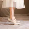 Sapatos de salto alto estilo francês para mulheres, novo modelo 2026, sapatos de casamento prateados com laço de strass, bico fino, adequados para cerimônia de maioridade de 18 anos, tamanho grande