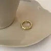 Novo Anel Torcido Fosco para Mulheres, Design de Nicho, Anel Tendência para Dedo Indicador, Anel Personalizado Banhado a Ouro, Atacado para Transmissão ao Vivo