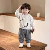Conjunto de dos piezas para bebé de otoño e invierno con forro polar, nueva sudadera estilosa de estilo coreano engrosada y pantalón de una pieza de forro polar para bebés y niños pequeños