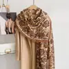 Lenço Quadrado JM Vintage com Estampa de Corrente de Rosas, Xale Elegante na Cor Café, Lenço Decorativo para Casacos