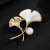 Broche Hoja de Ginkgo Concha Francesa Nueva En Caja Perla Corsage de Mujer Moda Lujo Ligero Pin de Alta Gama Accesorios de Hebilla