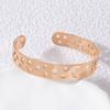 Pulseira feminina vintage com incrustações de turquesa, design criativo e moderno, com abertura em formato de gota d'água, inspiração europeia e americana. Pulseira feminina de imitação de turquesa, perfeita para mulheres que transitam entre fronteiras europeias e americanas.